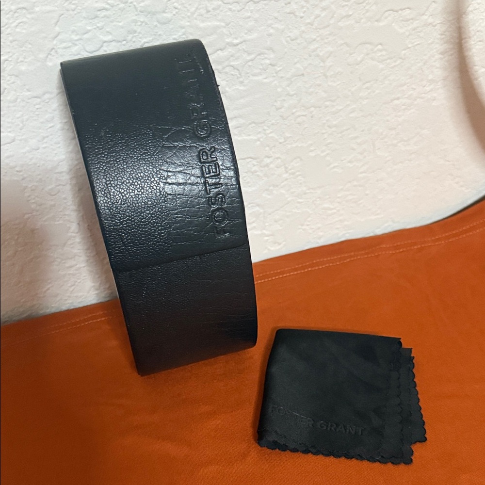 Foster Grant Black Eyewear Holder with Cloth